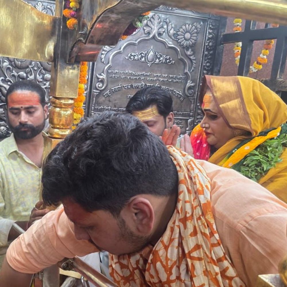 किन्नर अखाड़ा महामंडलेश्वर लक्ष्मी नारायण त्रिपाठी विंध्याचल धाम में:मिर्जापुर में मां विंध्यवासिनी का विधि-विधान से किया पूजन-अर्चन