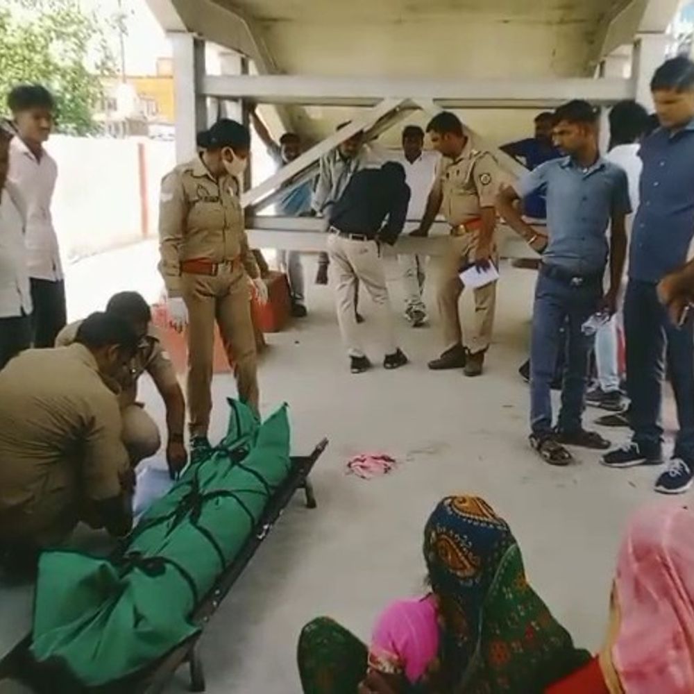 ट्रेन की चपेट में आया मासूम, एक हाथ कटा:सीतापुर रेलवे स्टेशन पर महिला की मौत, प्लेटफॉर्म पर निकलने के दौरान हुआ हादसा