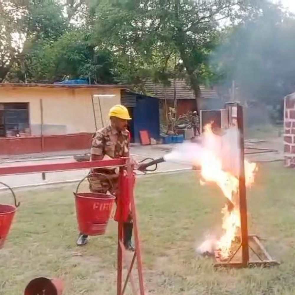 गाजीपुर अफीम फैक्ट्री में अग्निशमन सेवा सप्ताह संपन्न:CISF ने मॉक ड्रिल कर आपात स्थितियों से निपटने का दिया संदेश