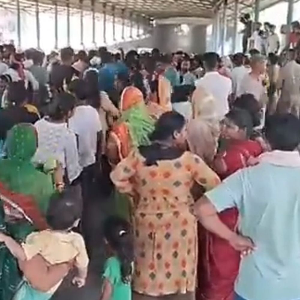 देवरिया में शव रखकर सड़क जाम किया था:10 नामजद सहित 110 लोगों पर केस दर्ज, राहगिरों के साथ अभद्रता करने का है आरोप