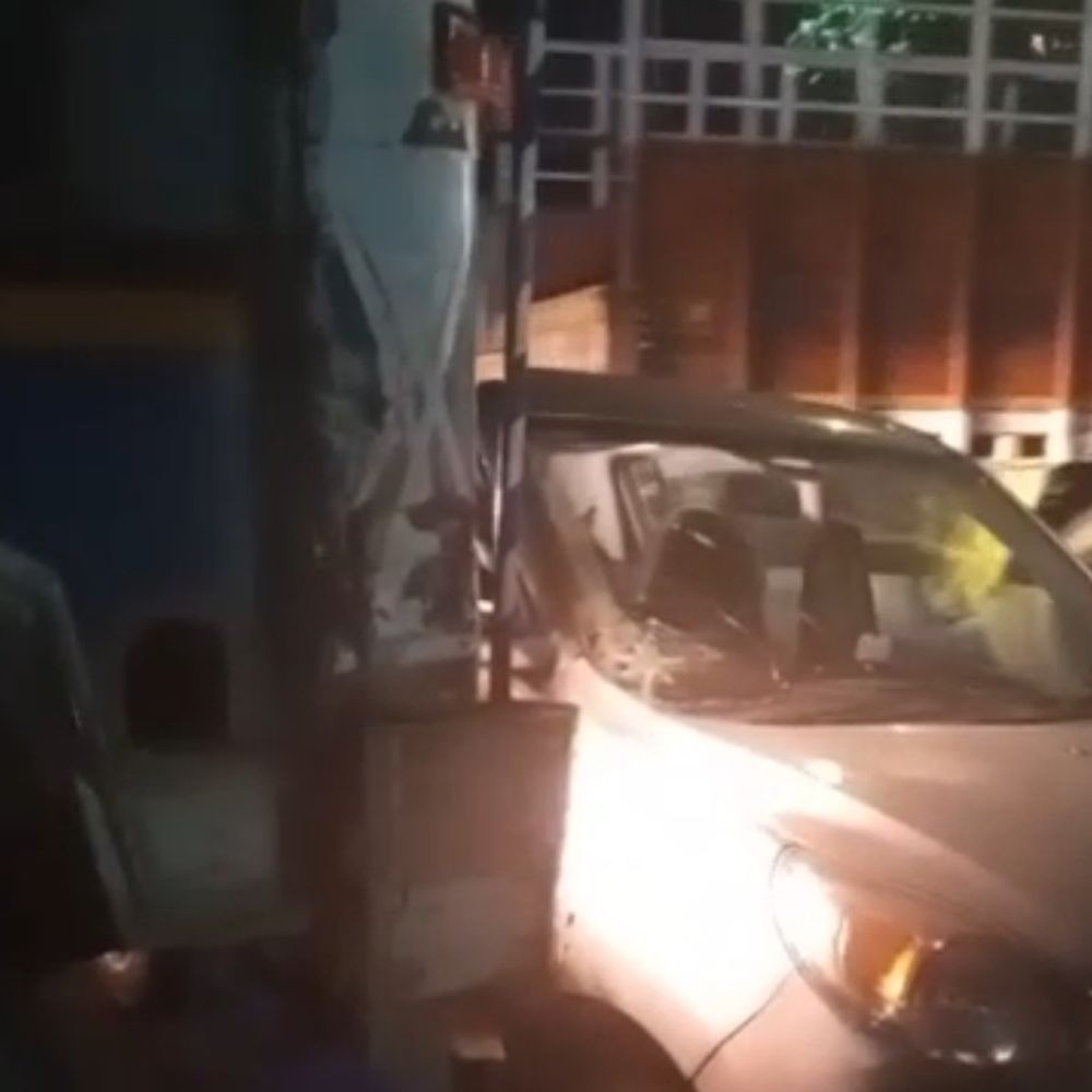 देवरिया में ट्रक से टकराकर 50 मीटर घिसटी कार:कंसल पेट्रोल पंप के पास हादसा, कार क्षतिग्रस्त; पुलिस ने वाहनों को जब्त किया