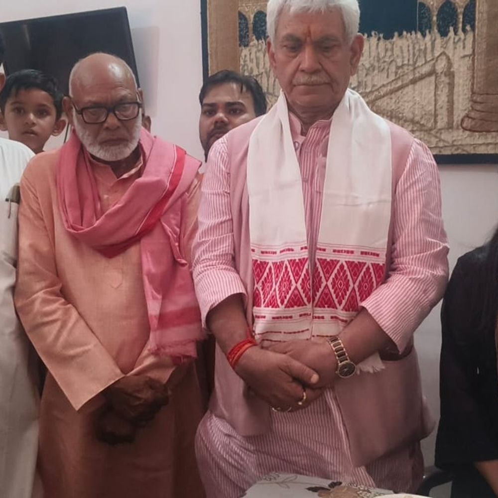 LG मनोज सिन्हा ने गाजीपुर में दी श्रद्धांजलि:भाजपा नेता गुलाम कादिर राईनी के परिजनों से मिलकर ढांढस बंधाया