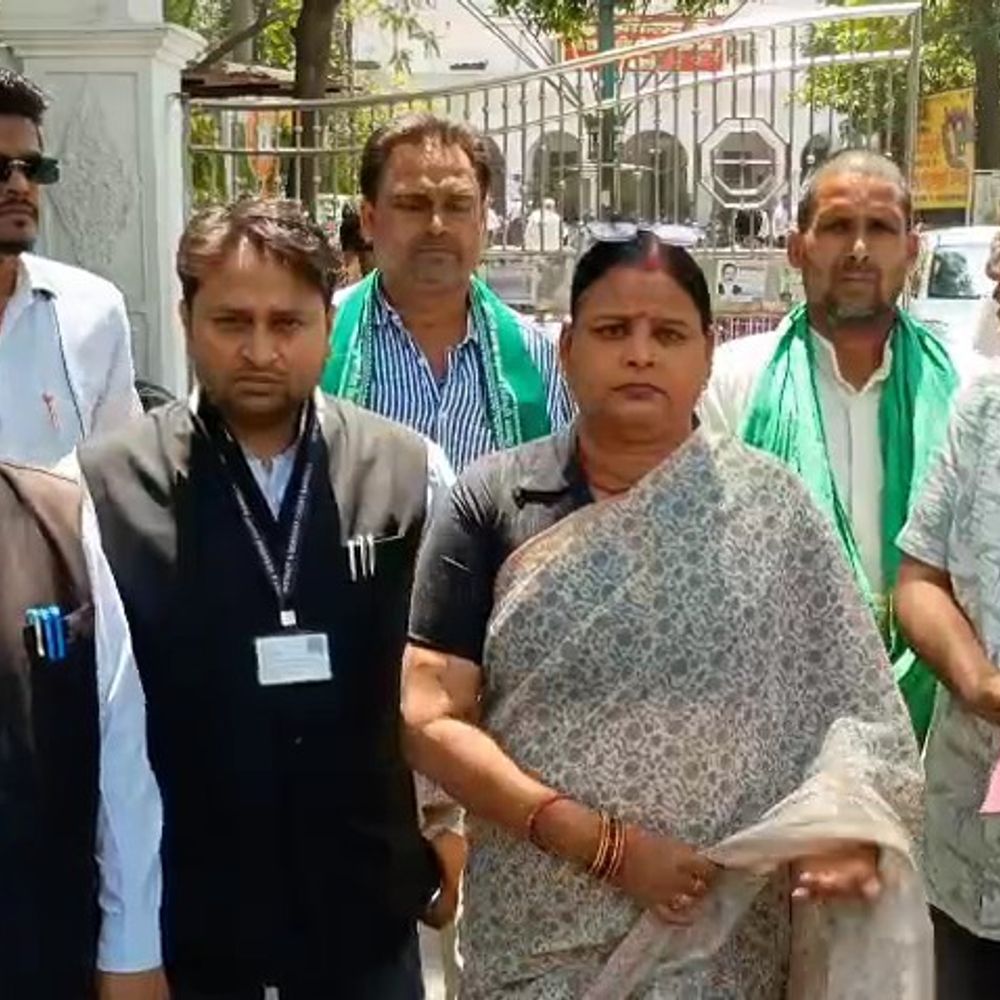 दो साल से अटका गन्ना भुगतान:किसान आंदोलन की चेतावनी, जिलाधिकारी को सौंपा ज्ञापन