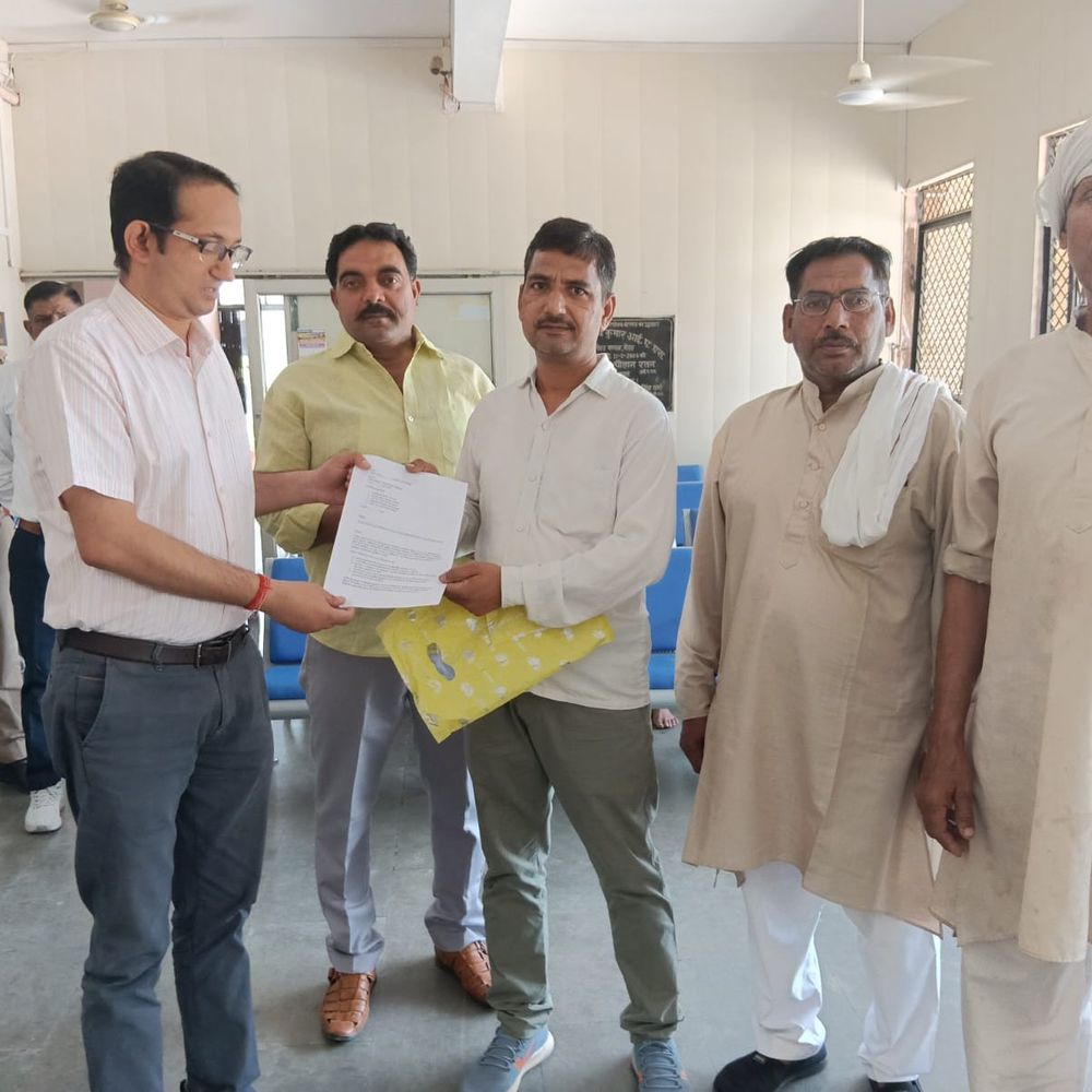 पंचायत चुनाव में देरी पर ग्रामीण नाराज:बागपत में कलेक्ट्रेट पहुंचे, जल्द चुनाव कराने की मांग की