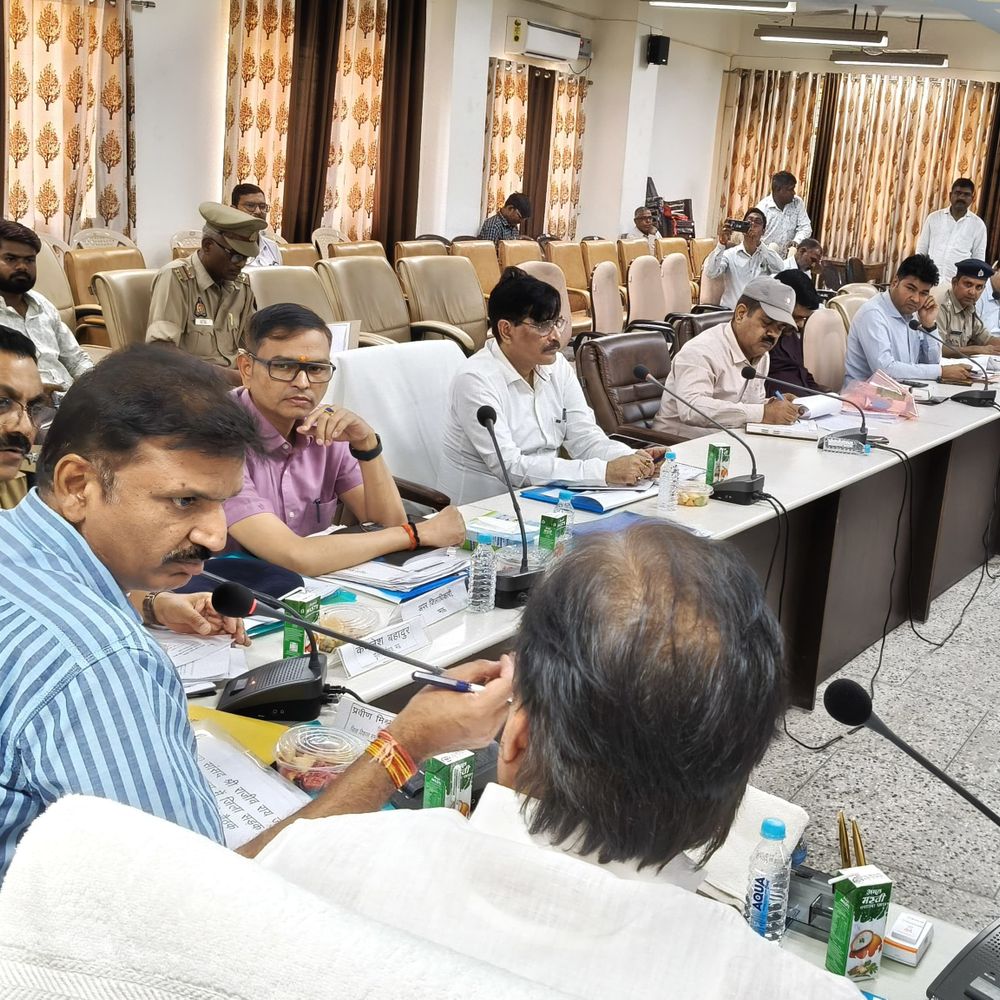 डीएम ने हिट एंड रन योजना की समीक्षा की:पीड़ितों को जल्द मुआवजा देने के निर्देश, प्रचार-प्रसार पर जोर