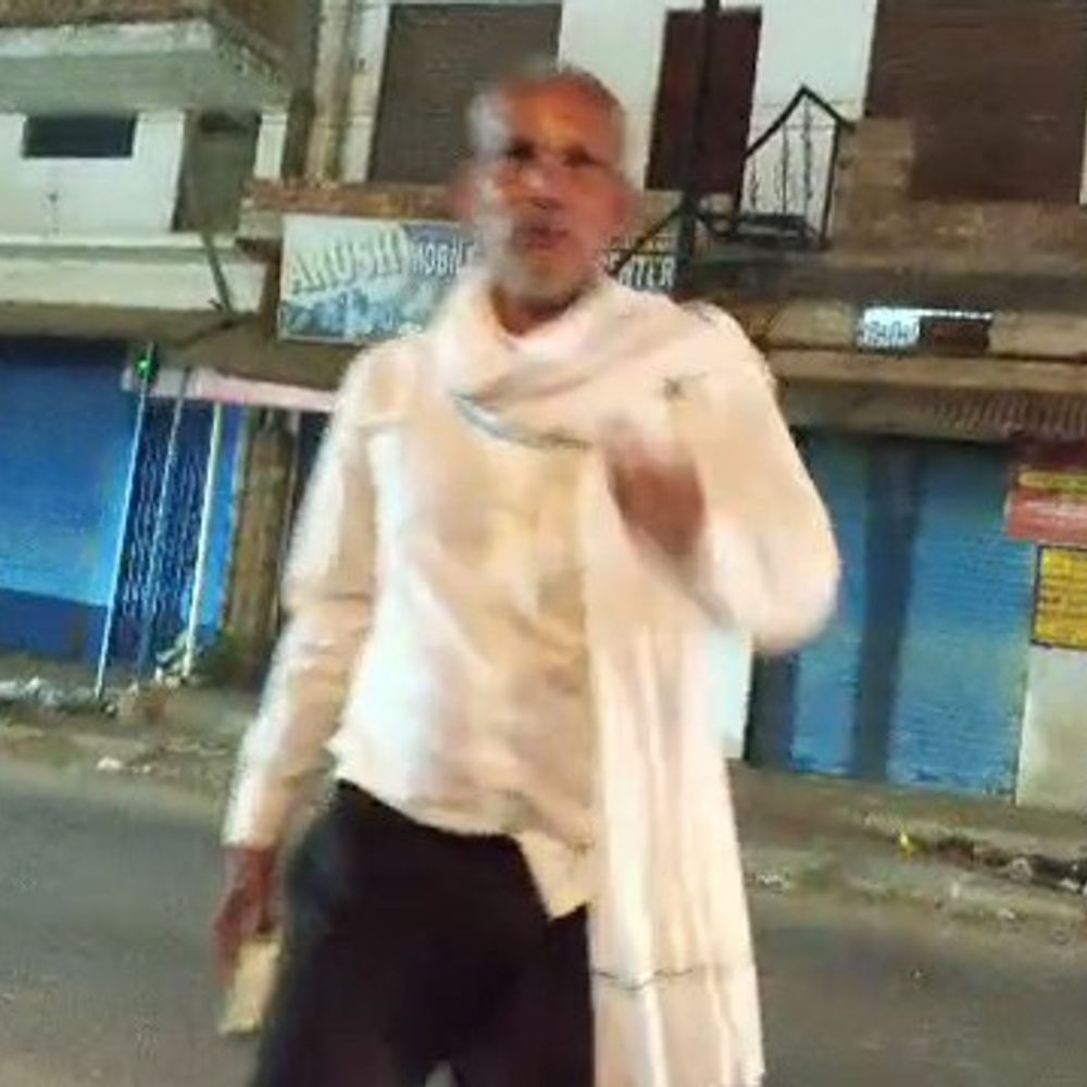 चंदौली में रात 11 बजे बाद शराब बिक्री:सरकारी दुकान से अधिक दाम पर बेची जा रही शराब, वीडियो आया सामने