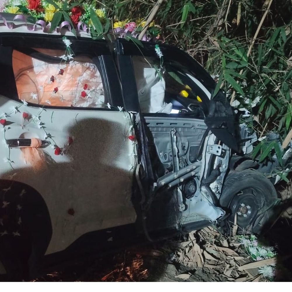 गोरखपुर में एयरबैग खुलने से दूल्हा बाल-बाल बचा:भाई-बहन घायल, बारात जा रही कार को अज्ञात वाहन ने मारी टक्कर