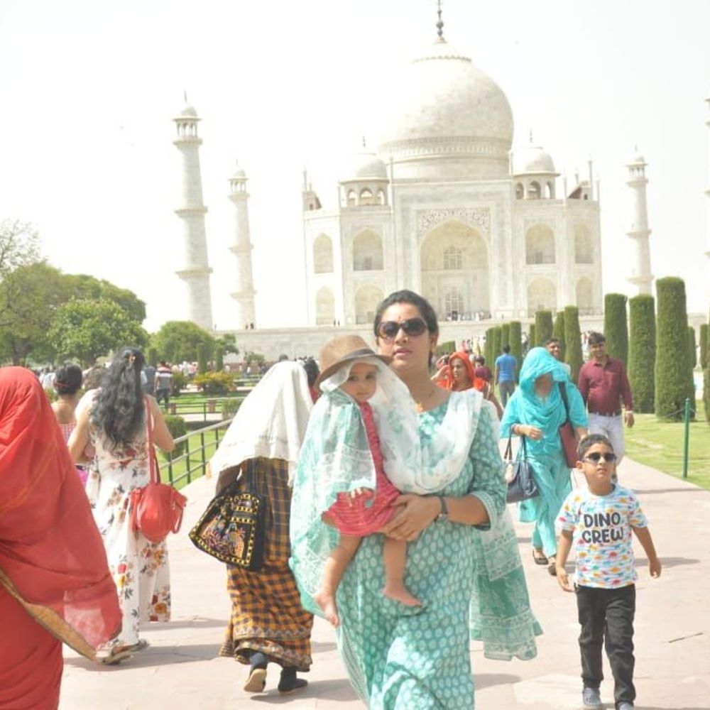 आगरा में ताजमहल पर गर्मी से चक्कर खाकर गिरे पर्यटक:प्रचंड गर्मी ने पर्यटक बेहाल नजर आए, कई की बिगड़ी तबीयत