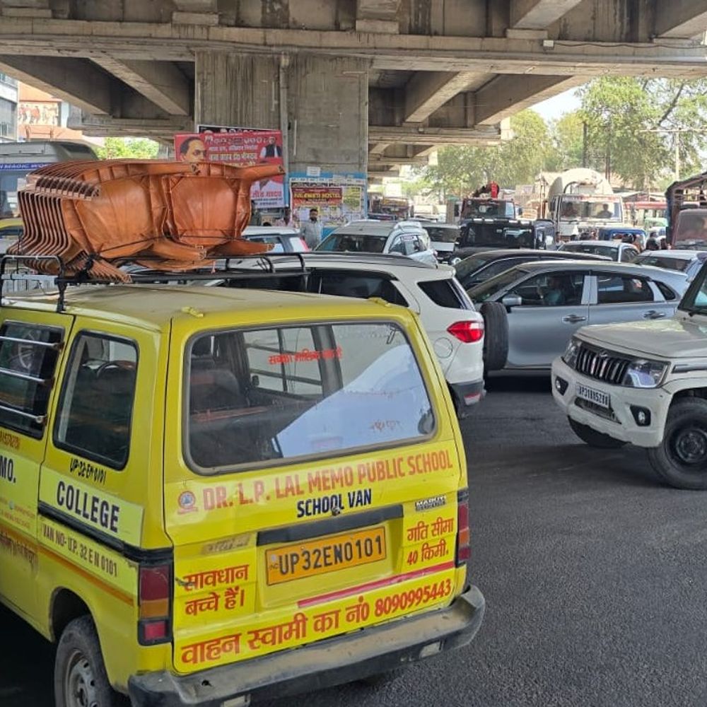 लखनऊ में ट्रैफिक डाइवर्जन फेल:'जन आक्रोश महिला पद यात्रा' के बाद लगा जाम , हजरतगंज से गोमती नगर तक जाम में फंसे