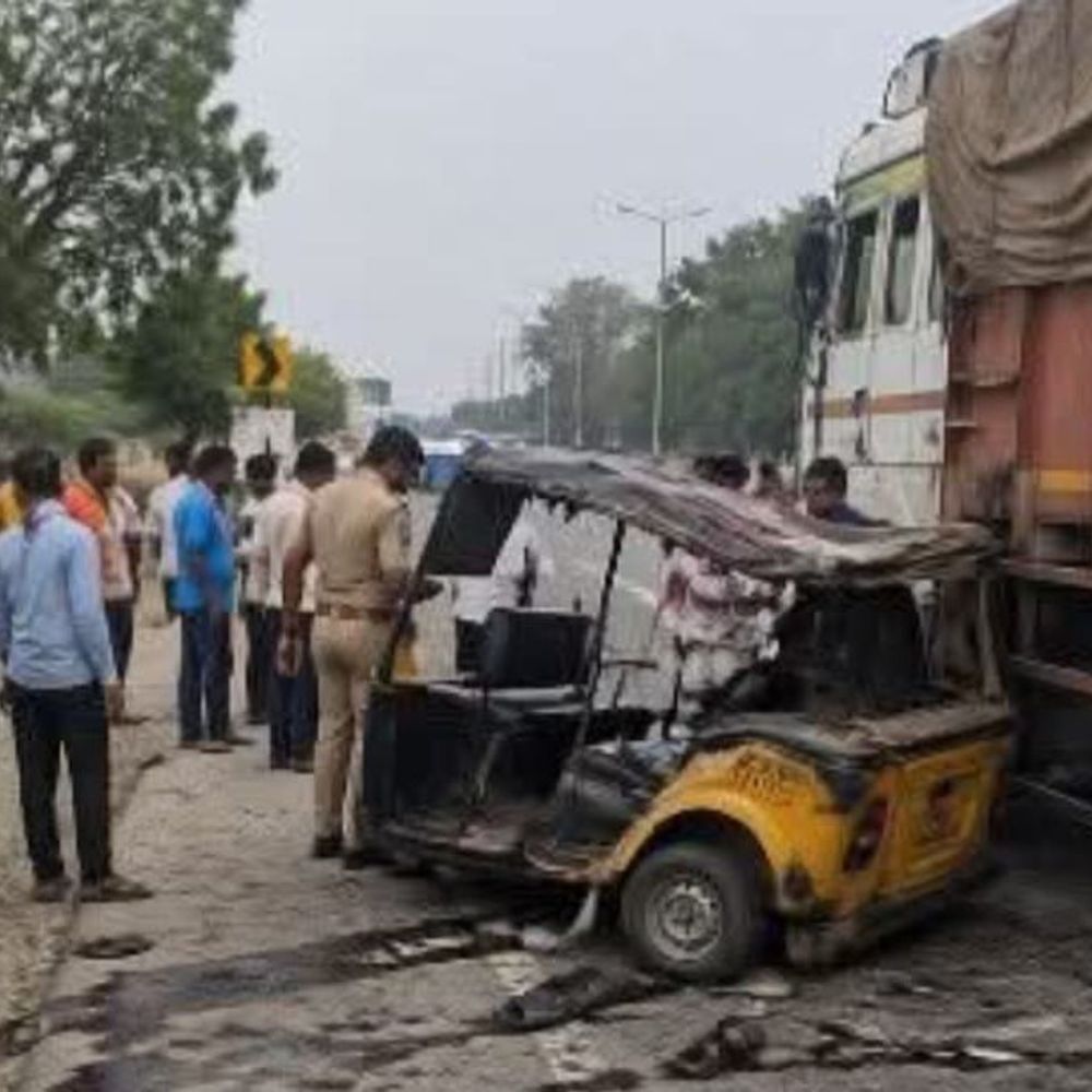 आजमगढ़ में सड़क हादसा मां बेटे की मौत:तेज रफ्तार ट्रक ने मारी ऑटो में जोरदार टक्कर, दर्ज हुआ मुकदमा, चार घायलों का चल रहा इलाज