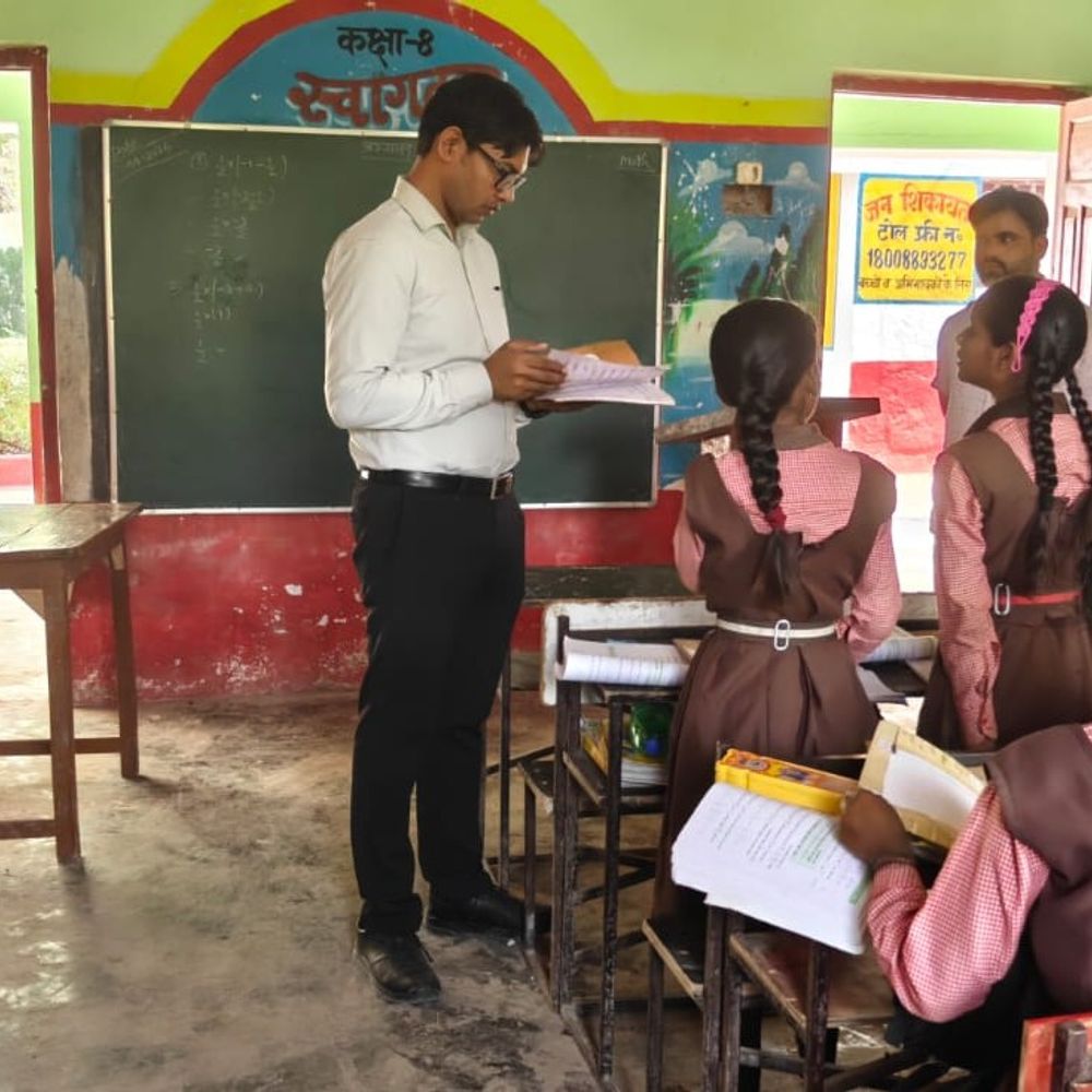 आजमगढ़ बीएसए के निरीक्षण में लगातार मिल रही है खामियां:कहीं बच्चे कम तो कहीं शिक्षक मिल रहे हैं नदारत, लगातार निरीक्षण के बाद भी नहीं सुधर रही व्यवस्था