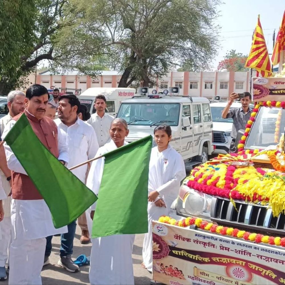 रीवा से निकली 12 ज्योतिर्लिंग रथ यात्रा:CM डॉ. मोहन यादव ने दिखाई हरी झंडी,एक साल तक जिलेभर के गांवों में करेगी भ्रमण