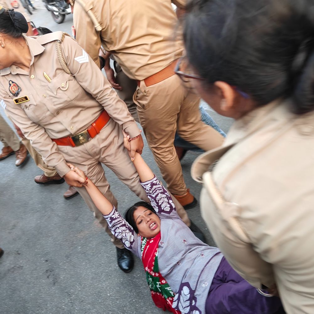 लखनऊ में भाजपा का झंडा जला:सपा महिलाओं ने जलाया झंडा प्रदर्शनकारी बोली पहले हमारी पार्टी का जिला था झंडा , पुलिस टांग कर ले गई