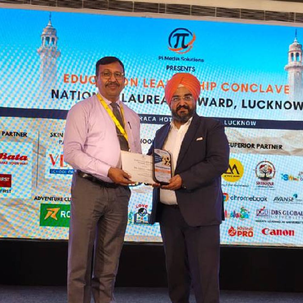 आर्मी पब्लिक स्कूल प्रिंसिपल को 'नेशनल लॉरिएट प्रिंसिपल अवॉर्ड':लखनऊ में हुए सम्मानित, गोरखपुर के स्टूडेंट्स को दी नई दिशा