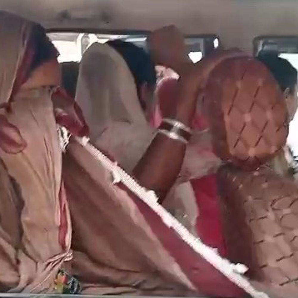 आजमगढ़ में ज्वैलरी चोरी करने वाली तीन महिलाएं पकड़ी:भीड़भाड़ वाले इलाके में वारदात को अंजाम देती थी, FIR दर्ज