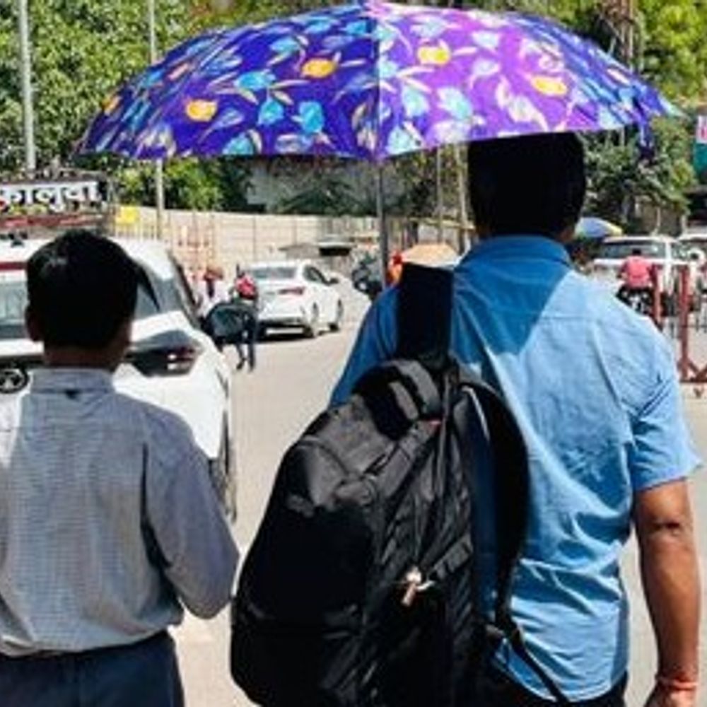 यूपी में पारा 44°C, 26 जिलों में लू का अलर्ट:स्कूलों की टाइमिंग बदली, एंटी-साइक्लोन से गर्मी और भीषण पड़ेगी