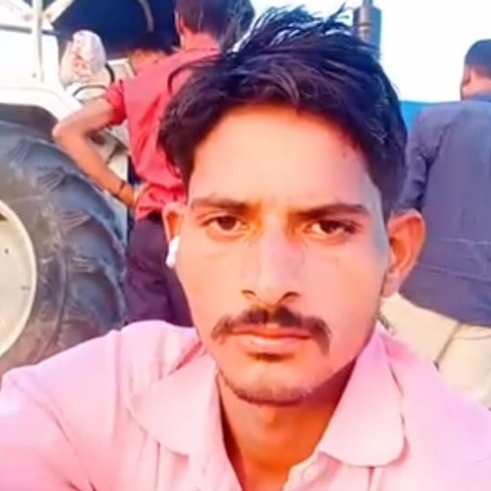 फर्रुखाबाद में पेड़ से लटका मिला मजदूर का शव:रात से ही घर से लापता था, जेब से मोबाइल बरामद