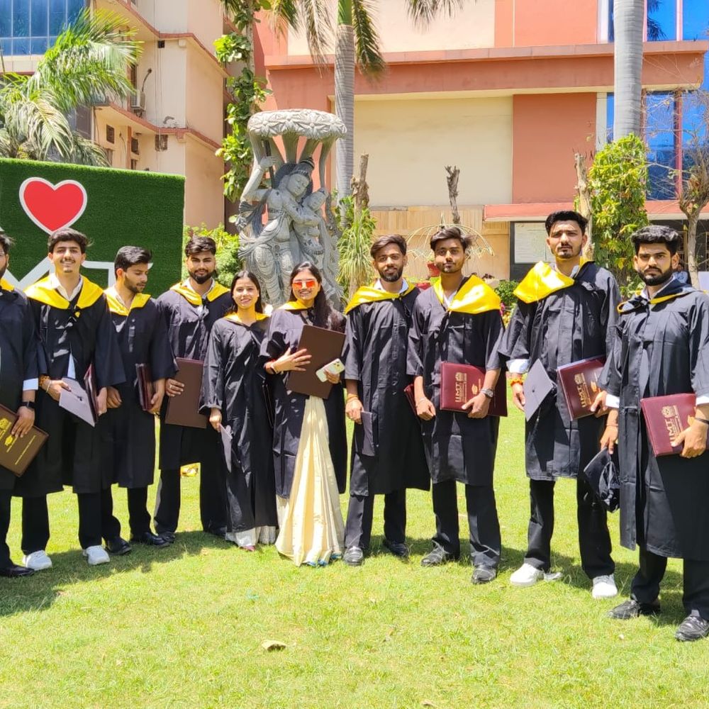 IIMT दीक्षांत समारोह में छलकी छात्रों की खुशी:छात्रों ने कहा डिग्री मिलना सपने के सच होने जैसा, सफलता का श्रेय शिक्षकों और परिवार को दिया