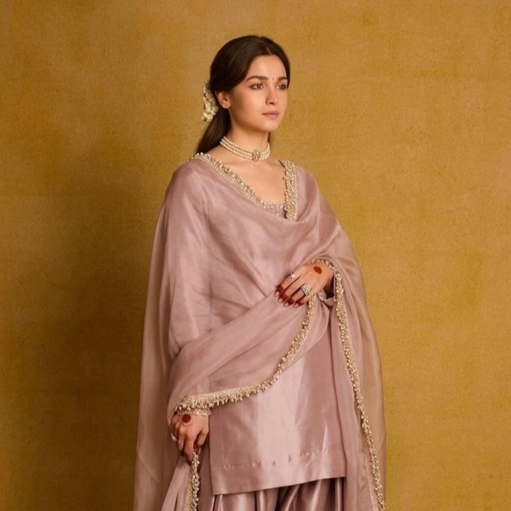 आलिया भट्ट के नाम पर पाकिस्तान में फर्जीवाड़ा:  एक्ट्रेस की AI एडिट फोटो से बेच रहे कपड़े; अलग-अलग इवेंट्स से उठाई तस्वीरें