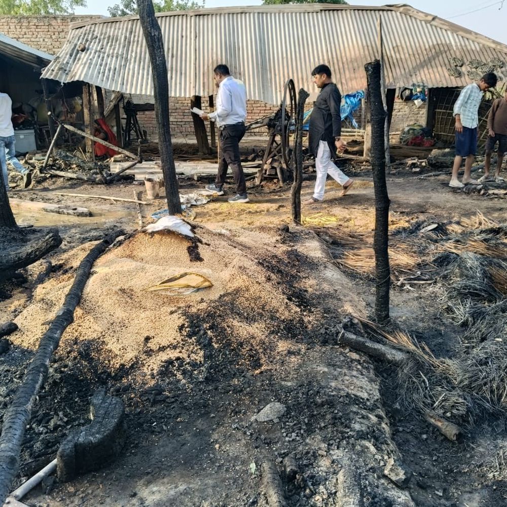 बलरामपुर में बेला गांव में लगी भीषण आग:12 घर जले, 6 मवेशियों की मौत; लाखों की संपत्ति का हुआ नुकसान