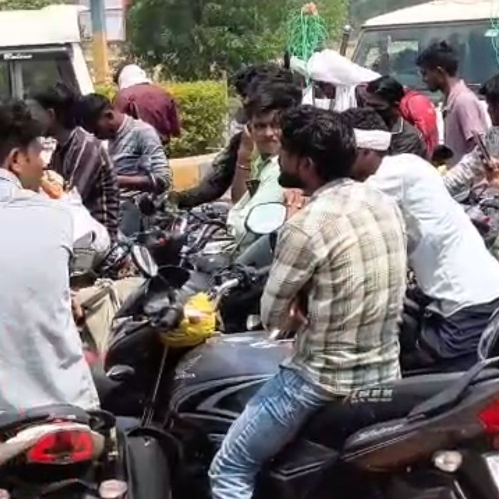 श्रावस्ती में अब बिना हेलमेट नहीं मिलेगा पेट्रोल:प्रशासन ने कहा- ईंधन पर्याप्त, 24 अप्रैल से चालान; किसानों को खतौनी पर डीजल