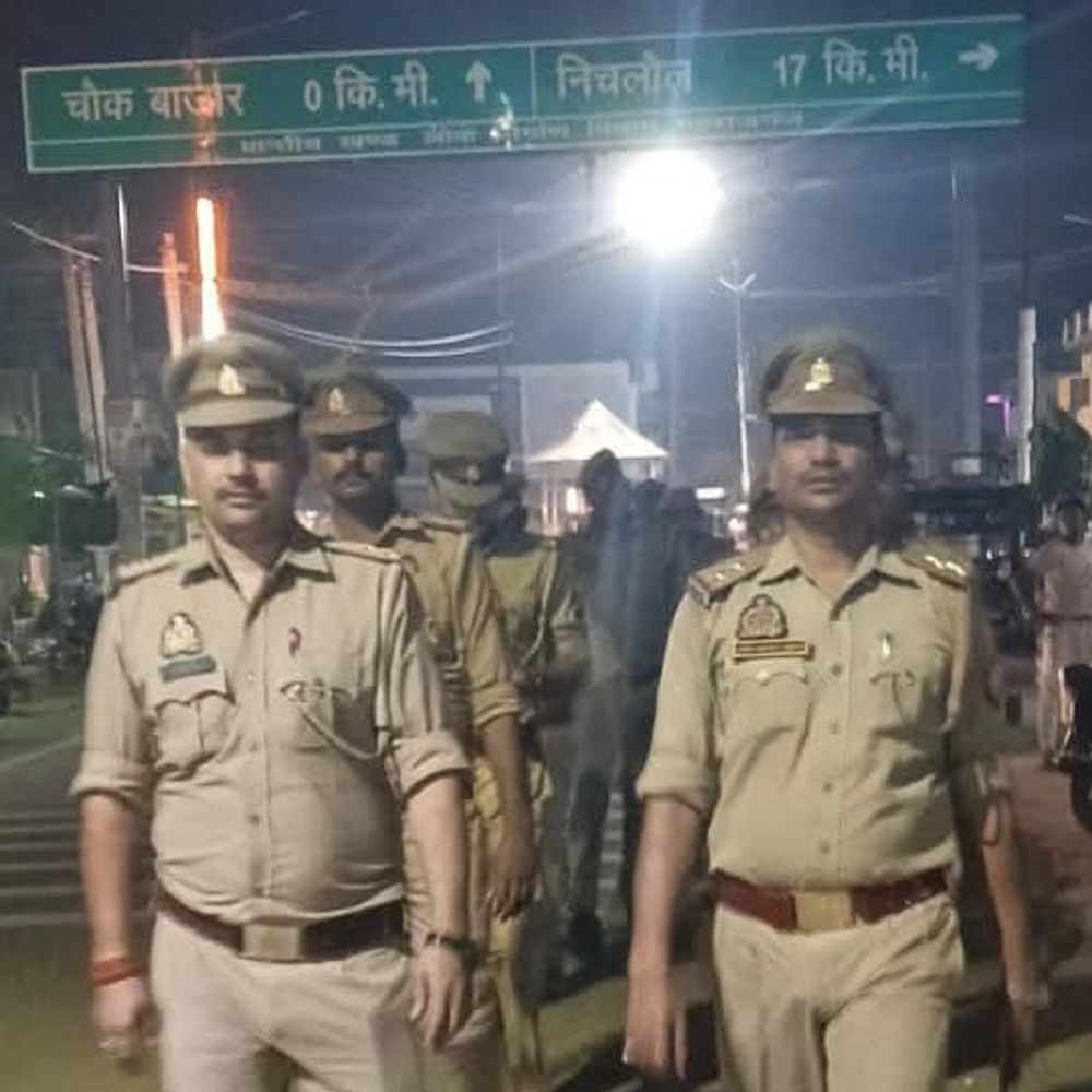 महराजगंज पुलिस शांति व्यवस्था को लेकर सख्त:चौक थाना क्षेत्र में पैदल गश्त और सघन चेकिंग