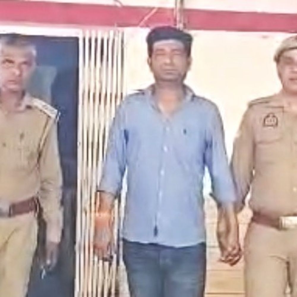 फर्जी जमीन के कागज बनाने वाला आरोपी गिरफ्तार:मथुरा पुलिस ने धोखाधड़ी मामले में वांछित अभियुक्त को पकड़ा