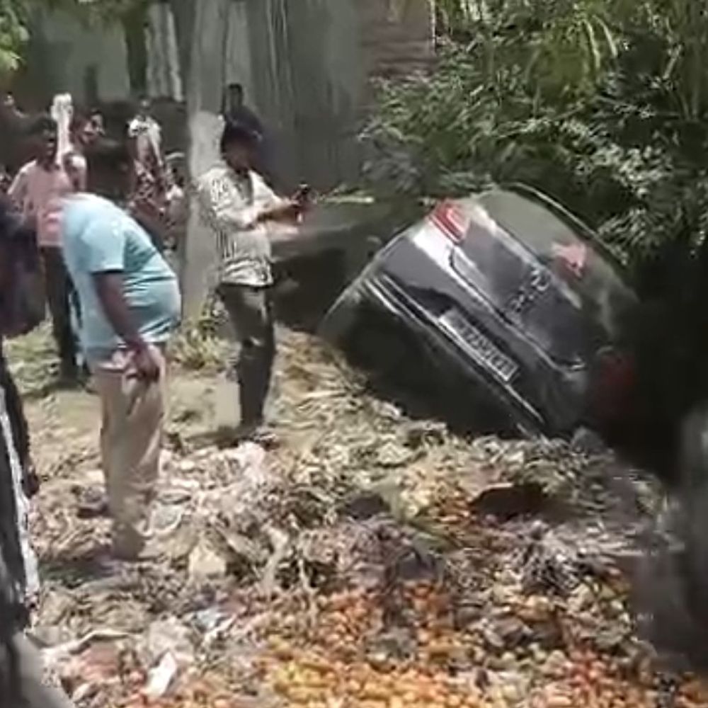 एटा में अनियंत्रित कार नाले में गिरी:दो बाइक सवार घायल, रेहड़ी को भी टक्कर मारी