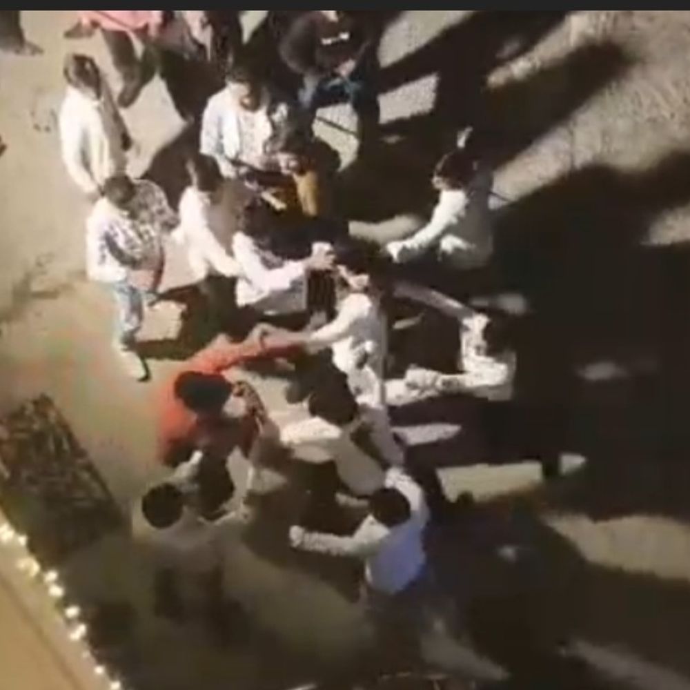 जालौन में शादी समारोह में जमकर मारपीट:मामूली कहासुनी के बाद बेल्ट-डंडों से हमला, असलहों का प्रदर्शन