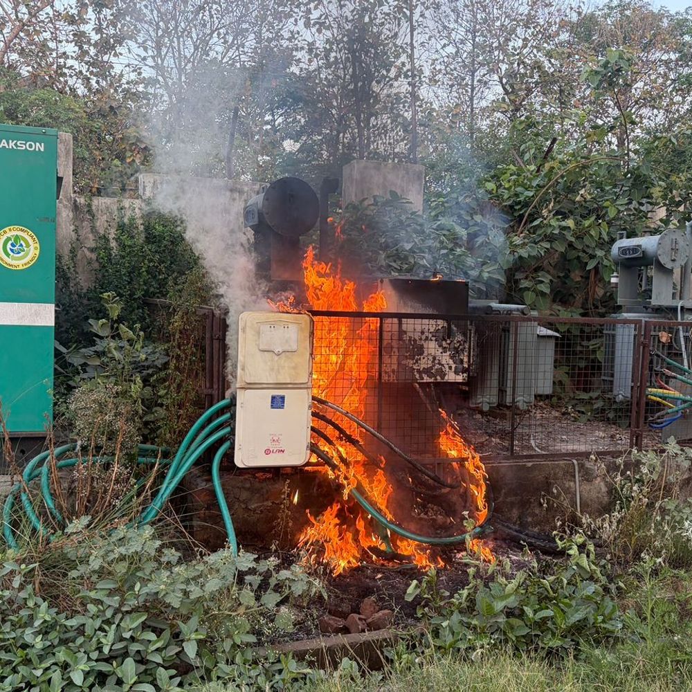 लखनऊ में ट्रांसफार्मर फुंका, रश्मि-लोक में 156 परिवार अंधेरे में:सुबह 5 बजे से बिजली गुल; लिफ्ट ठप, पानी संकट से जूझ रहे लोग