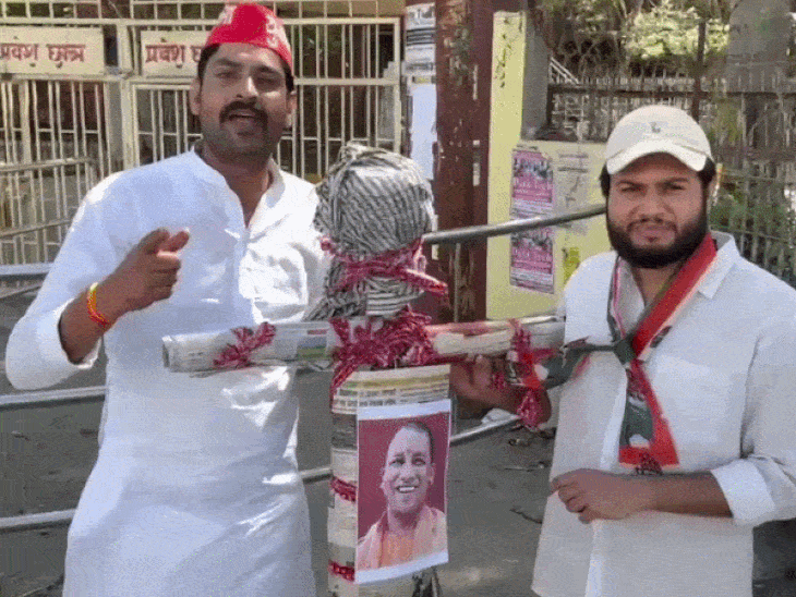 अखिलेश और राहुल गांधी के पुतले जलाने पर भड़के समर्थक:  झांसी में कहा-दो दिन में FIR नहीं हुई तो हर गली-गांव में जलाएंगे मोदी-योगी के पुतले – Jhansi News
