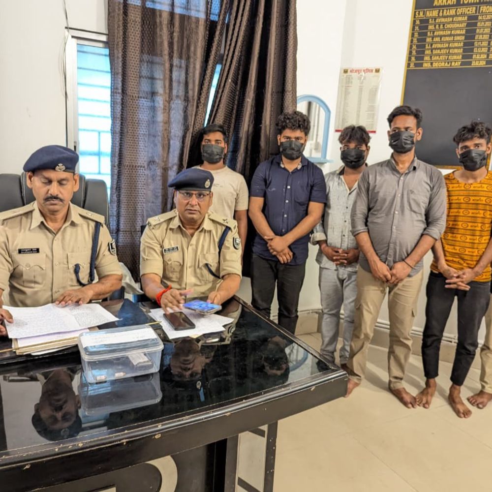 चेन स्नैचिंग गैंग का पर्दाफाश, छह बदमाश गिरफ्तार:  BSF जवान से चेन छीनने की हुई थी घटना, सीसीटीवी फुटेज से आरोपियों की हुई पहचान – Bhojpur News