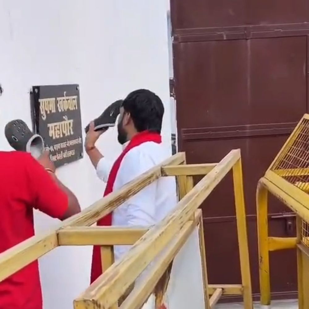 मेयर आवास पहुंचकर नेम प्लेट पर मारे जूते:लखनऊ में सपा नेता गौरव चौधरी ने लगाए मुर्दाबाद के नारे
