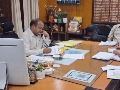 संपर्क पोर्टल पर जिला कलेक्टर ने सुनी समस्याएं:  बोले- ‘हेलो, मैं जिला कलेक्टर सीकर बोल रहा हूं’, खराब ट्यूबवैल और गलत VCR जांच के निर्देश – Sikar News