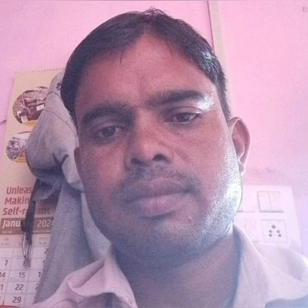 पानी टंकी के ऑपरेटर ने फांसी लगाकर दी जान:महोबा में पेड़ से फंदे पर लटका मिला शव, ग्रामीणों के ताने से था परेशान