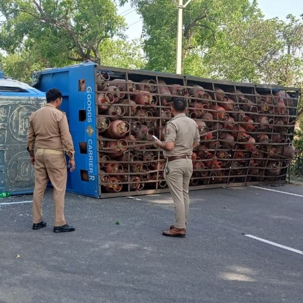 पीलीभीत में सिलेंडरों से लदी DCM-कार की भिड़ंत:खाई में पलटी कार, दोनों ड्राइवर गंभीर; हाईवे पर लगा जाम