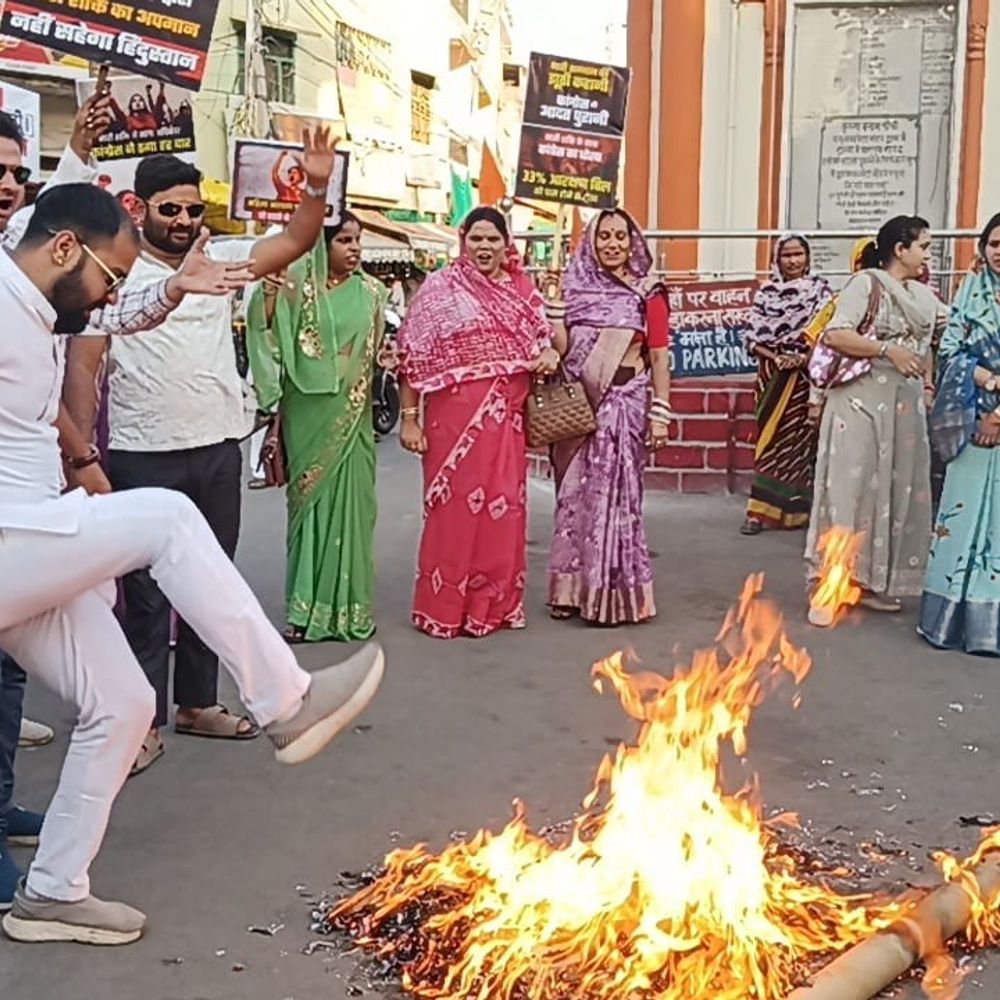 ललितपुर में अखिलेश, राहुल, ममता बनर्जी के पुतले फूंके:भाजपा महिला मोर्चा व भारतीय जनता युवा मोर्चा ने संसद में बिल विरोध पर किया प्रदर्शन