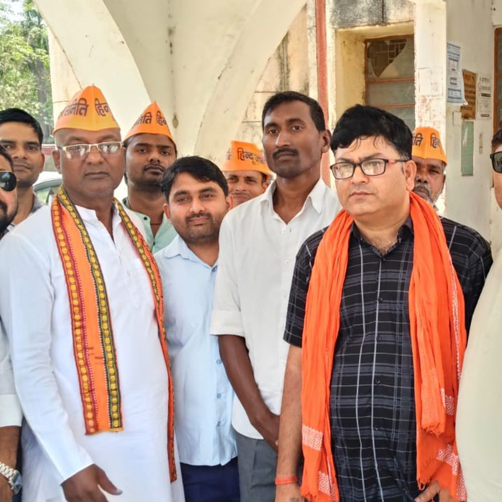 पूर्वांचल एक्सप्रेस-वे पर इंटरचेंज की मांग:मऊ में हिंदू जागरण समिति ने कलेक्ट्रेट में किया प्रदर्शन