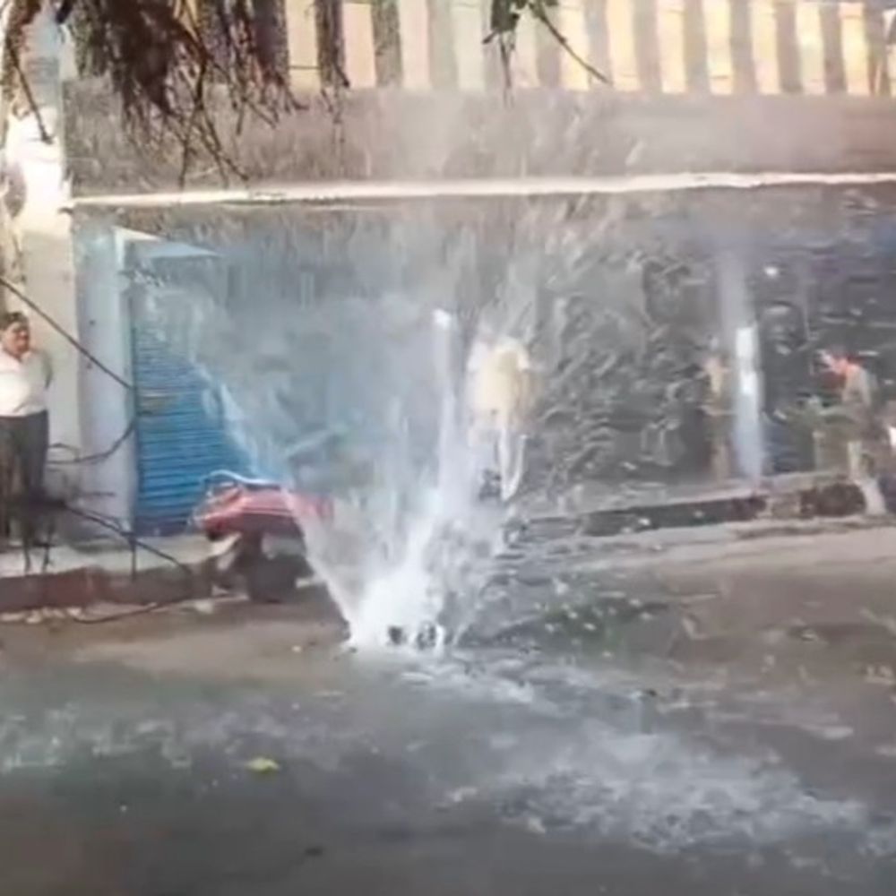 शाहजहांपुर में पाइपलाइन फटी, 10 फीट ऊंचा उठा फव्वारा:10 मिनट तक निकलता रहा पानी, रोड पर हुआ जलभराव