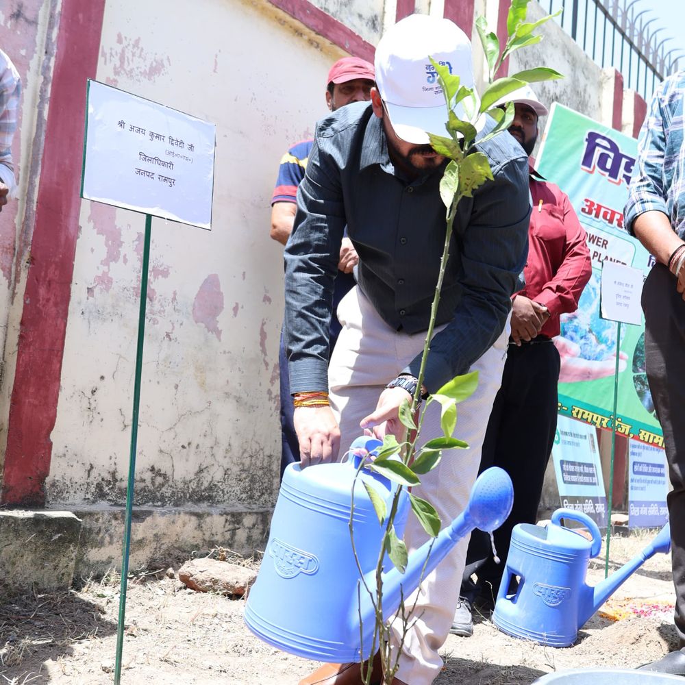 डीएम ने पृथ्वी दिवस पर किया पौधारोपण:पर्यावरण संरक्षण संकल्प लिया, मां के नाम एक पौधा लगाने की अपील