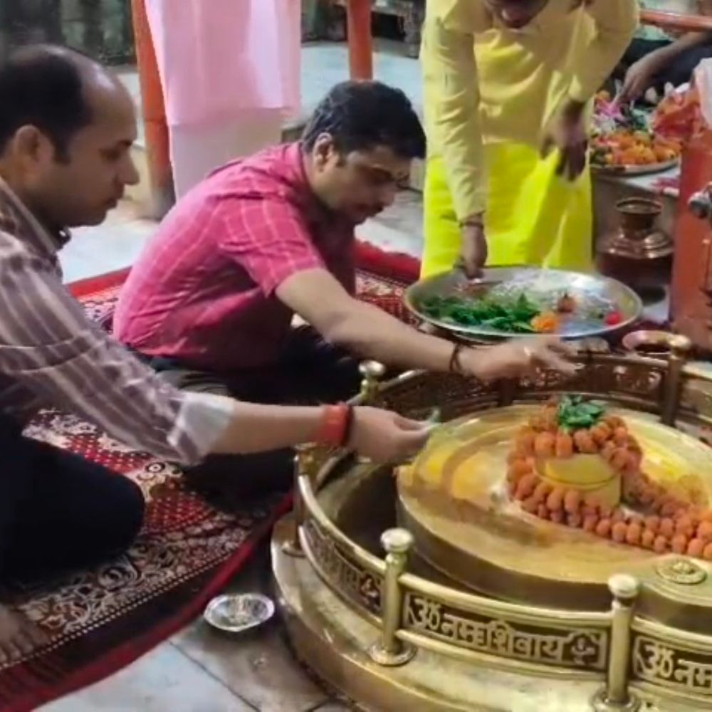 डीएम ईशान प्रताप सिंह ने कार्यभार संभाला:लोधेश्वर महादेव में जलाभिषेक किया, पूर्व DM शशांक त्रिपाठी का अयोध्या हुआ है ट्रांसफर