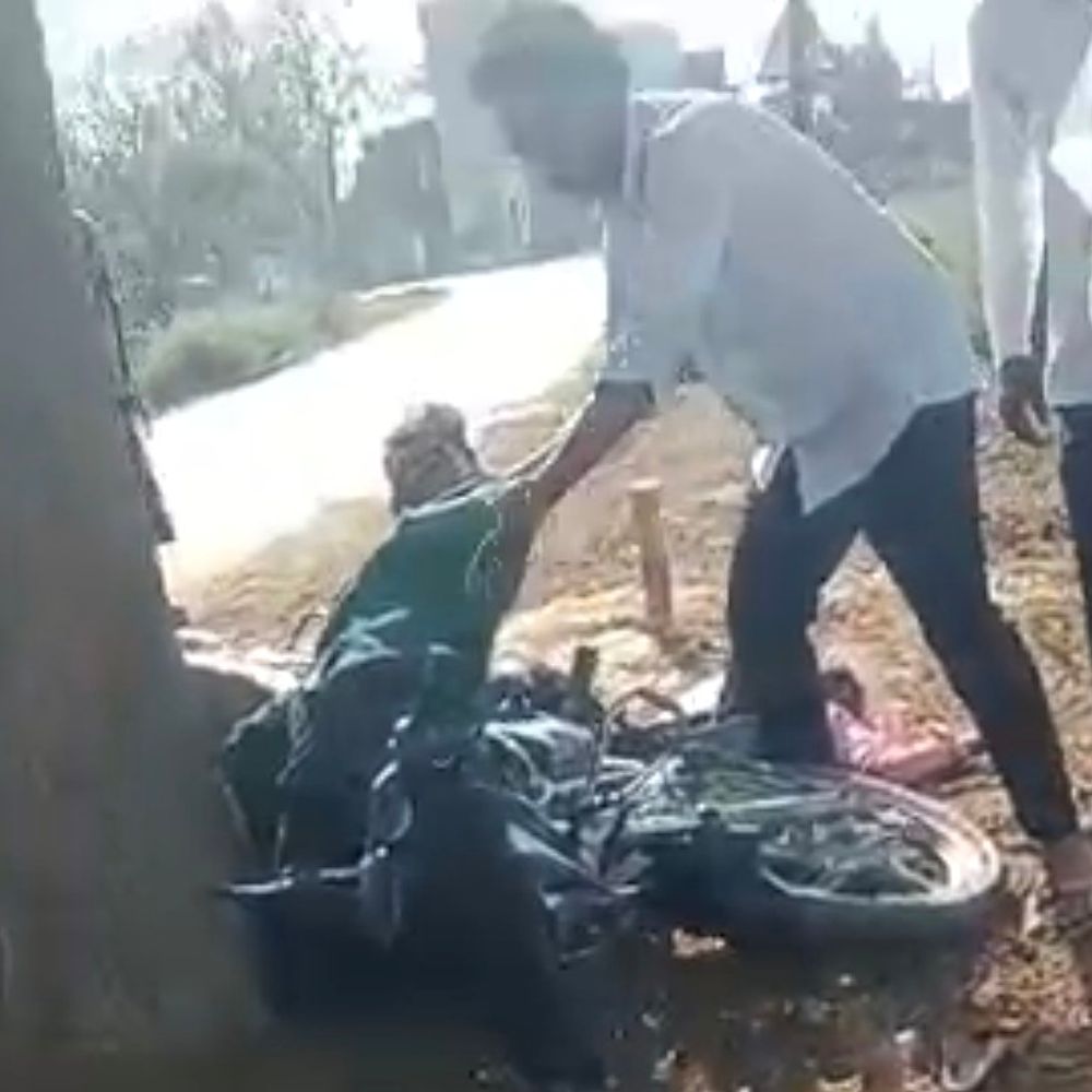 अनियंत्रित बाइक पेड़ से टकराई जीजा की मौत, साला घायल:कौशांबी में बांदा से निमंत्रण में शामिल होने आए थे