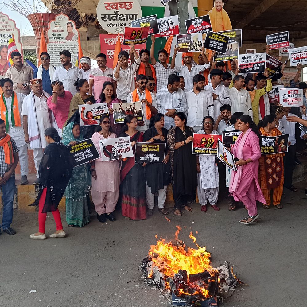 सोनभद्र में नारी शक्ति वंदन अधिनियम पर प्रदर्शन:भाजपा युवा मोर्चा ने कांग्रेस और विपक्ष का पुतला फूंका, नारेबाजी की