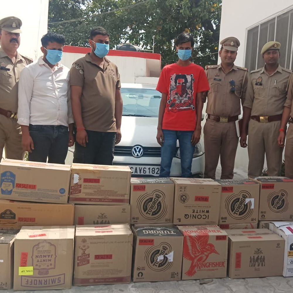 मऊ में तीन शराब तस्कर गिरफ्तार:कार में गोपनीय जगह बनाकर रखी थी ढाई लाख की शराब, हरियाणा से लाकर बिहार में बेचते थे