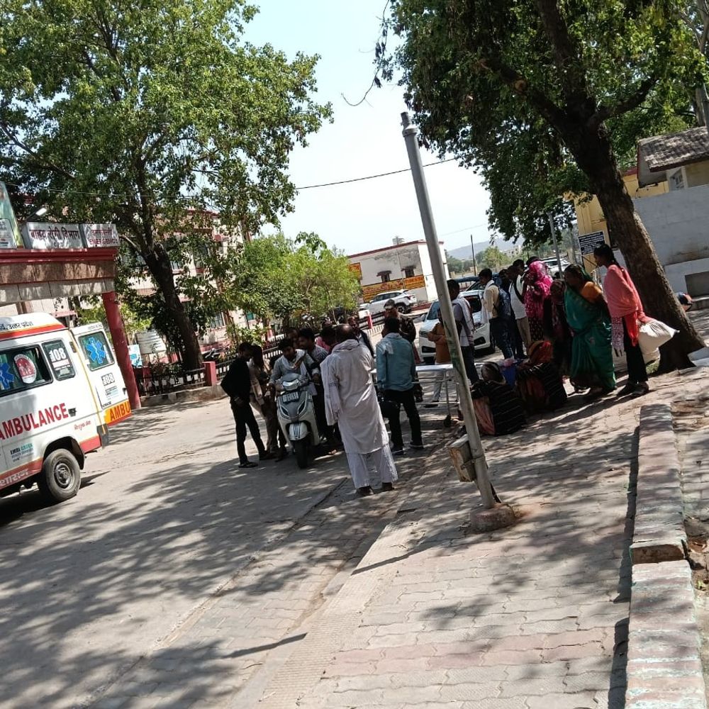 चित्रकूट में कुएं में गिरा युवक, मौत:परिजन बोले- डॉक्टर ने नहीं की दोबारा जांच, अस्पताल में हंगामा