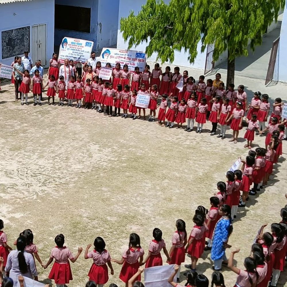 भूदान आंदोलन की हीरक जयंती पर मानव श्रृंखला बनाई:बच्चों ने विनोबा भावे का सम्मान और संदेश घर-घर पहुंचाने का लिया संकल्प
