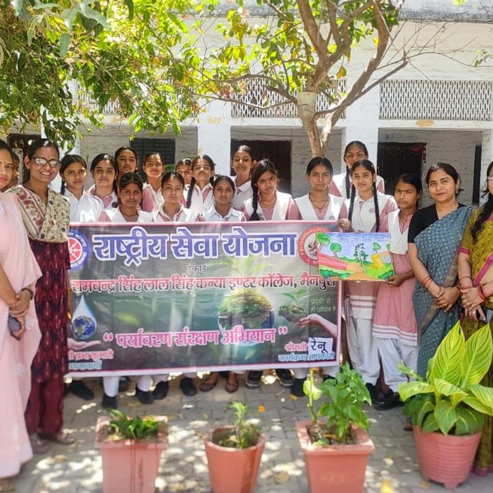 मैनपुरी के कन्या इंटर कॉलेज में पृथ्वी दिवस मनाया गया:छात्राओं ने वृक्षारोपण कर पर्यावरण संरक्षण का संकल्प लिया