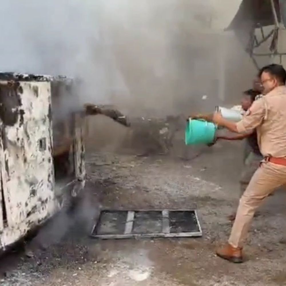 महोबा में बैंक का जनरेटर जला:कोतवाल ने बाल्टी से पानी डालकर बुझाई आग, दमकल विभाग नहीं पहुंचा