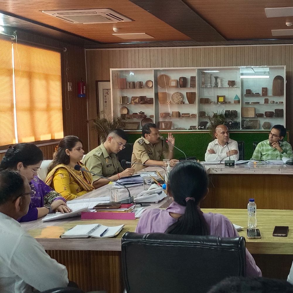 बिजनौर में होमगार्ड भर्ती परीक्षा को लेकर बैठक:डीएम ने नकल विहीन और निष्पक्ष एग्जाम कराने की तैयारियों की समीक्षा कर दिए निर्देश