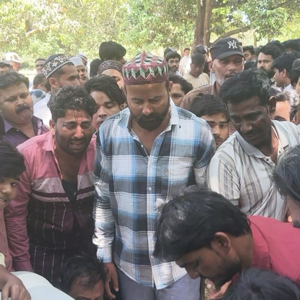 पीलीभीत में पूर्व सांसद के बाग में मिला शव:पेड़ से लटका मिला युवक का शव, परिजनों ने जताई हत्या की आशंका